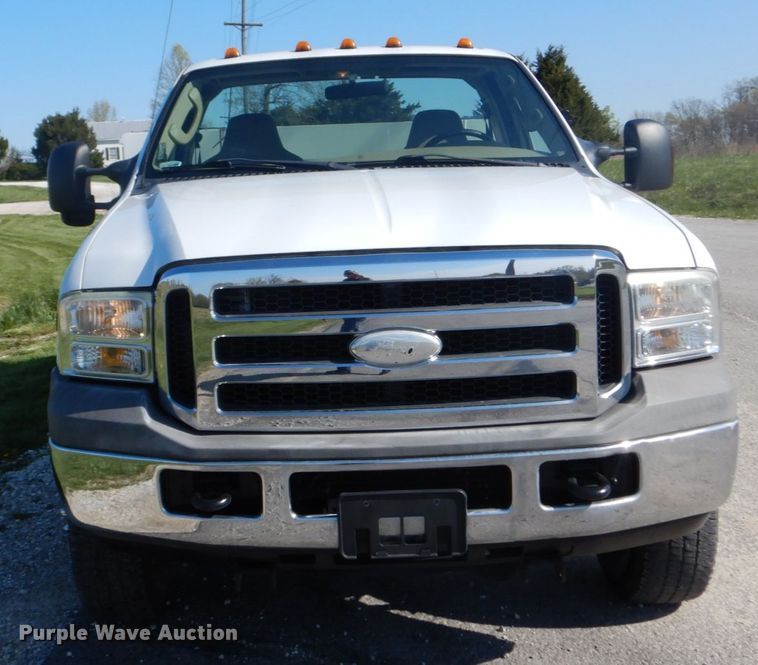 image for item IY9615 2005 Ford F350 Super Duty  utility bed pickup truck