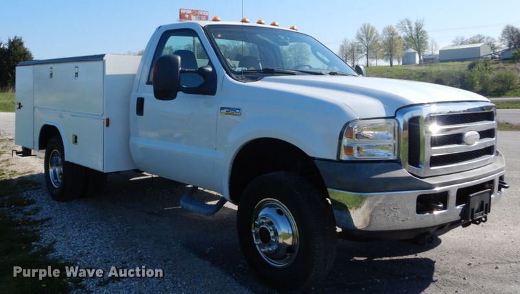 image for item IY9615 2005 Ford F350 Super Duty  utility bed pickup truck