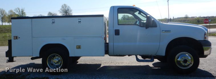 image for item IY9615 2005 Ford F350 Super Duty  utility bed pickup truck