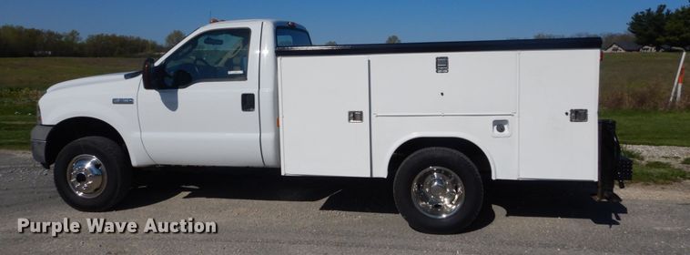 image for item IY9615 2005 Ford F350 Super Duty  utility bed pickup truck