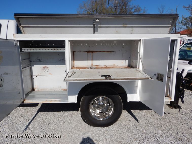 image for item IY9615 2005 Ford F350 Super Duty  utility bed pickup truck