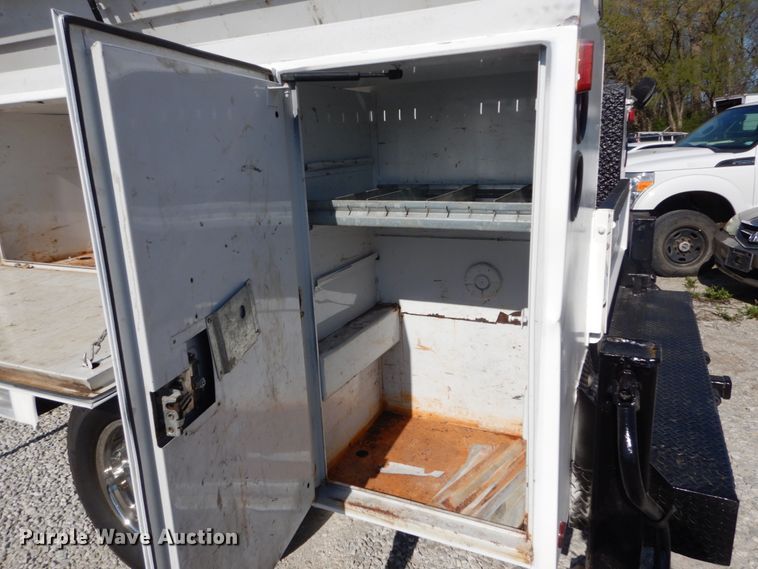 image for item IY9615 2005 Ford F350 Super Duty  utility bed pickup truck