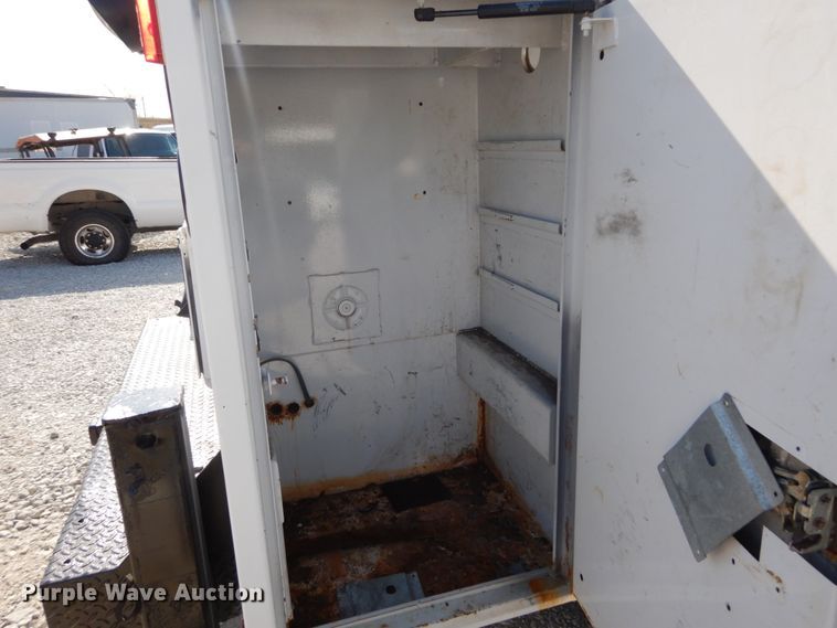 image for item IY9615 2005 Ford F350 Super Duty  utility bed pickup truck