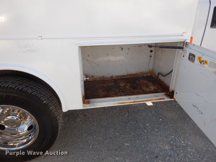 image for item IY9615 2005 Ford F350 Super Duty  utility bed pickup truck