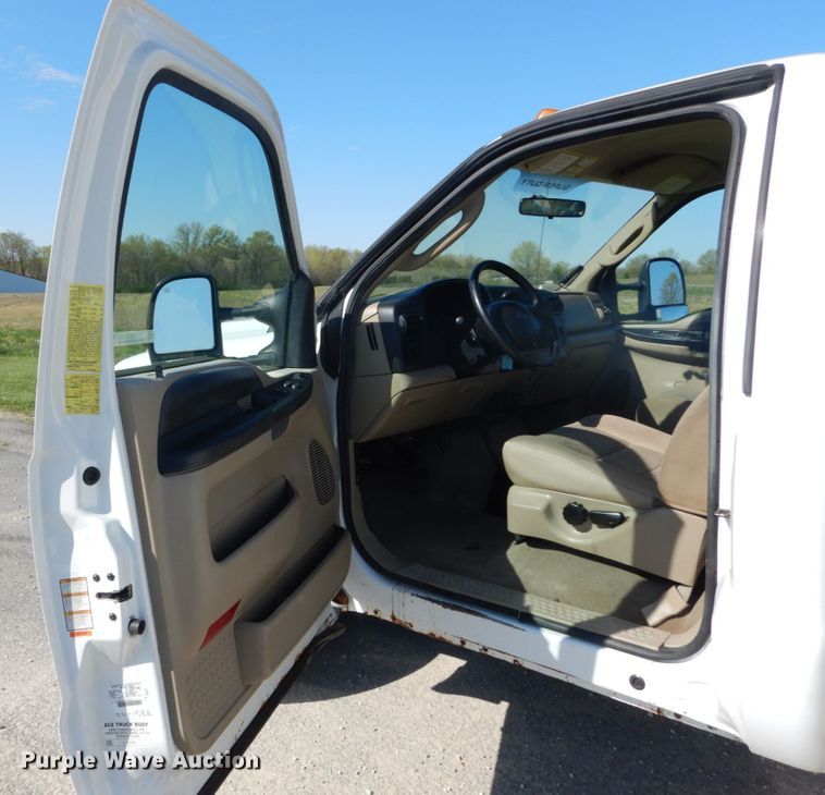 image for item IY9615 2005 Ford F350 Super Duty  utility bed pickup truck