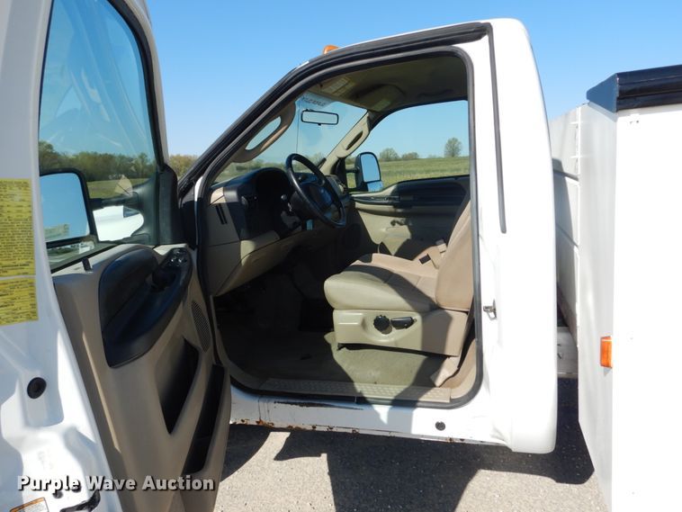 image for item IY9615 2005 Ford F350 Super Duty  utility bed pickup truck