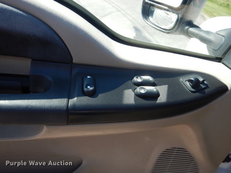 image for item IY9615 2005 Ford F350 Super Duty  utility bed pickup truck