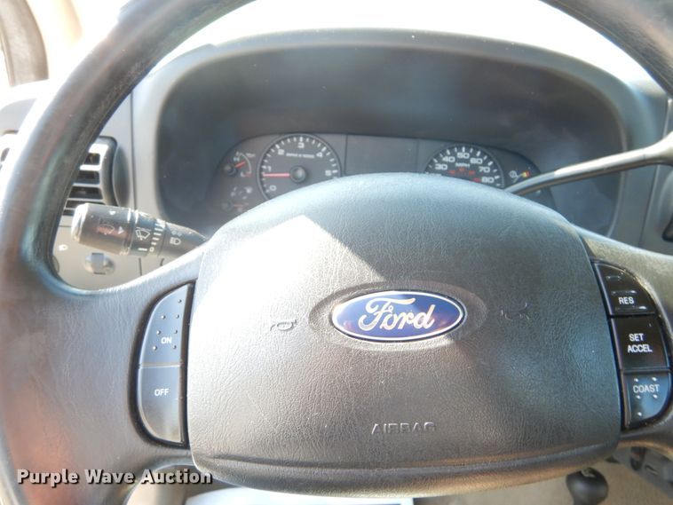 image for item IY9615 2005 Ford F350 Super Duty  utility bed pickup truck