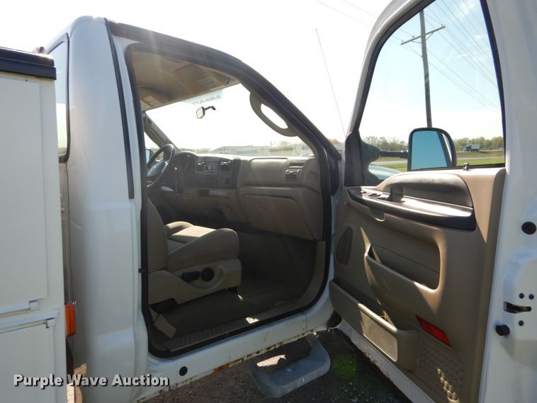 image for item IY9615 2005 Ford F350 Super Duty  utility bed pickup truck