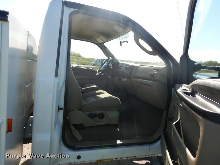 image for item IY9615 2005 Ford F350 Super Duty  utility bed pickup truck