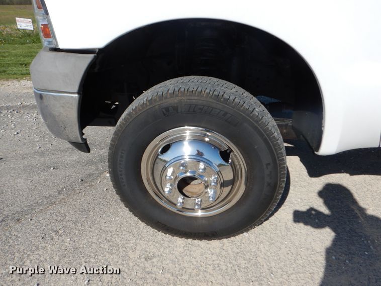 image for item IY9615 2005 Ford F350 Super Duty  utility bed pickup truck