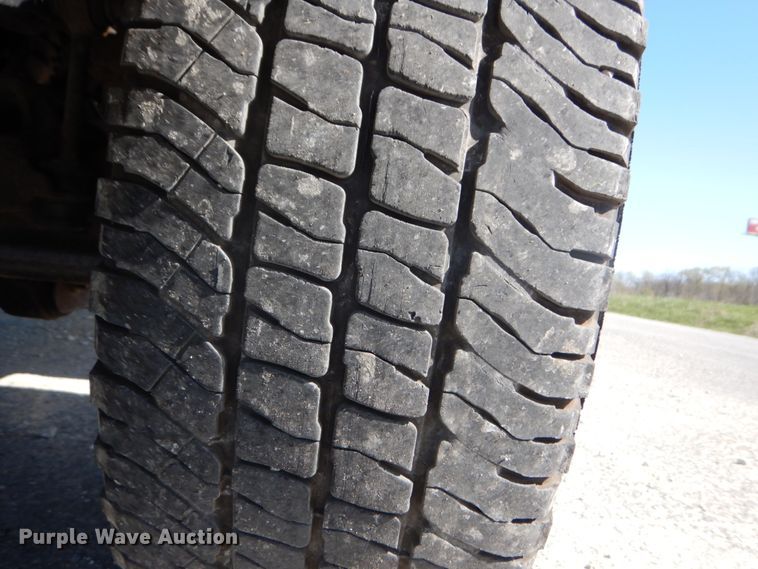 image for item IY9615 2005 Ford F350 Super Duty  utility bed pickup truck