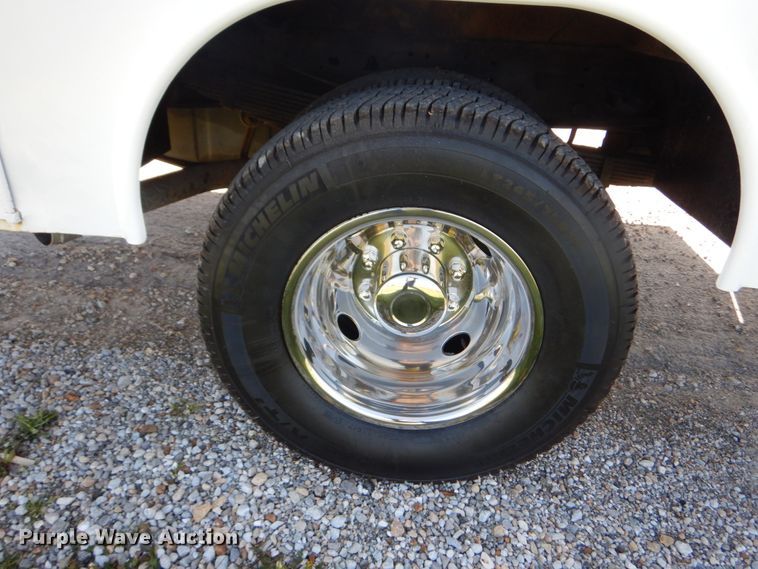 image for item IY9615 2005 Ford F350 Super Duty  utility bed pickup truck