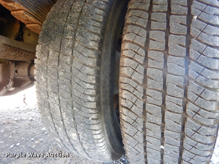 image for item IY9615 2005 Ford F350 Super Duty  utility bed pickup truck