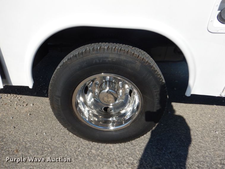 image for item IY9615 2005 Ford F350 Super Duty  utility bed pickup truck