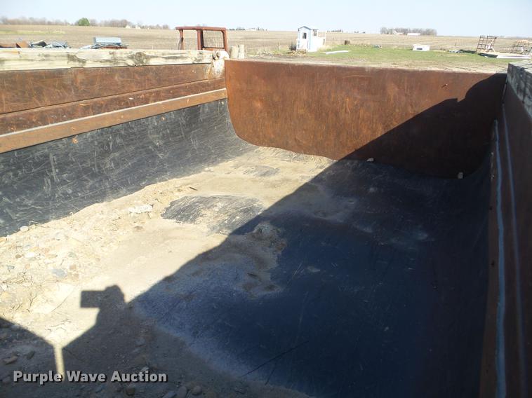 image for item DA7094 1982 Ford F700  dump truck