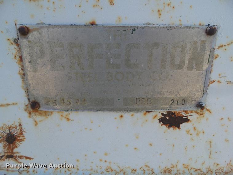 image for item DA7094 1982 Ford F700  dump truck