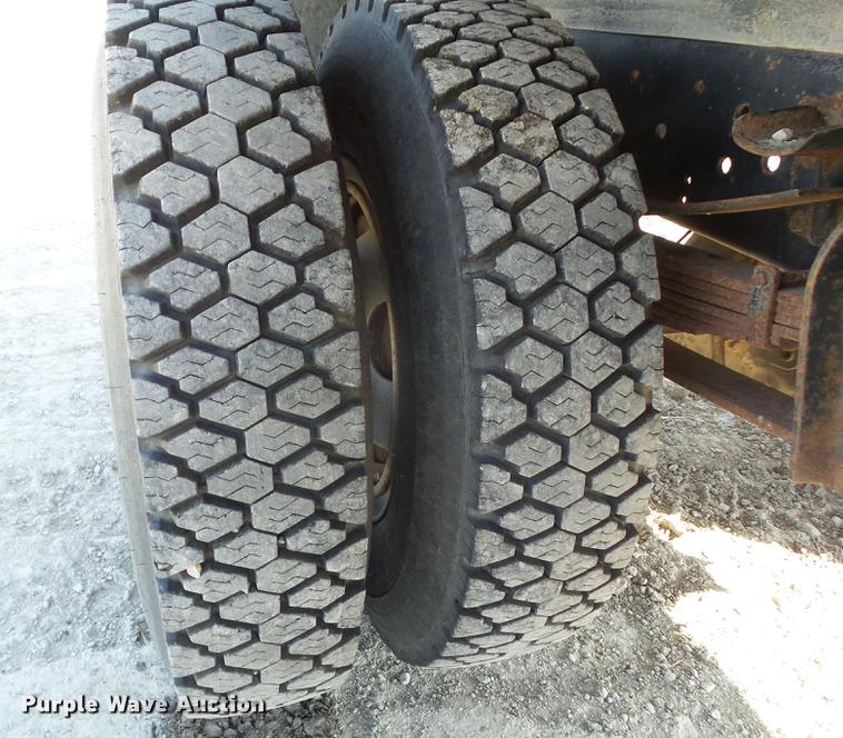 image for item DA7094 1982 Ford F700  dump truck