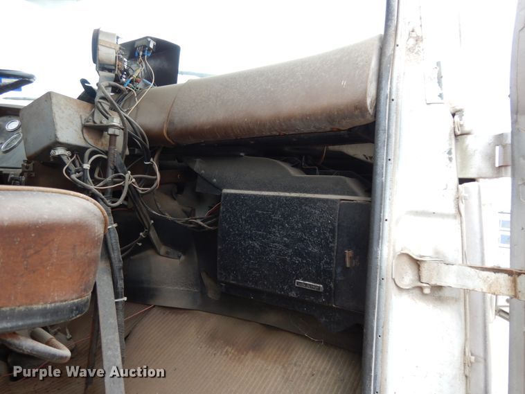 image for item DC2176 1984 Ford LTS8000  oil distributor truck