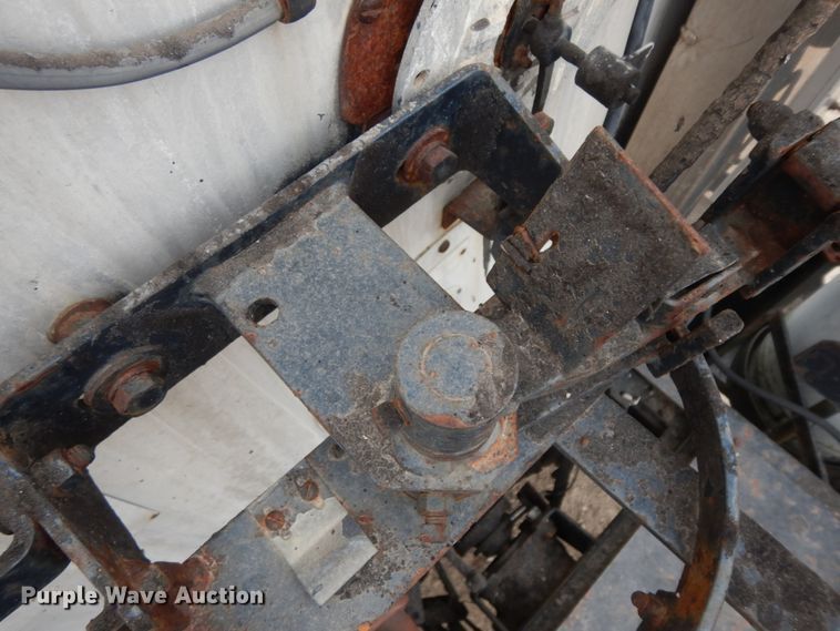 image for item DC2176 1984 Ford LTS8000  oil distributor truck