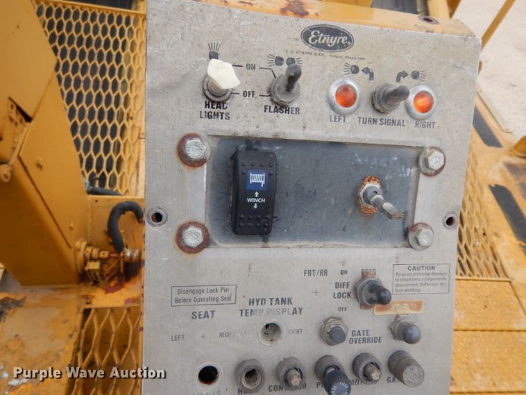 image for item DC2177 1992 Etnyre  chip spreader