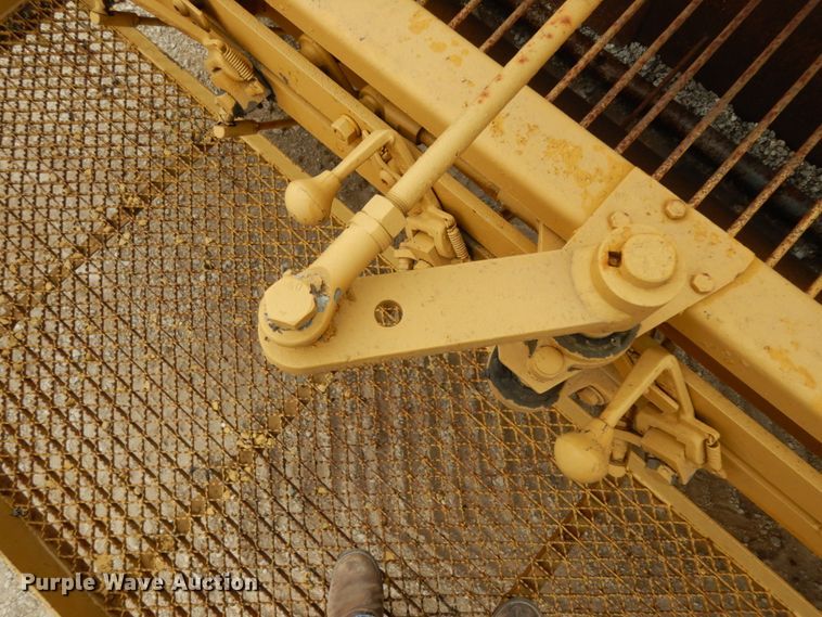 image for item DC2177 1992 Etnyre  chip spreader