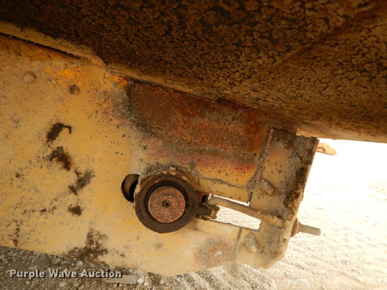 image for item DC2177 1992 Etnyre  chip spreader