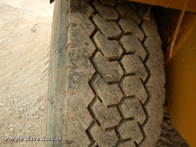 image for item DC2177 1992 Etnyre  chip spreader