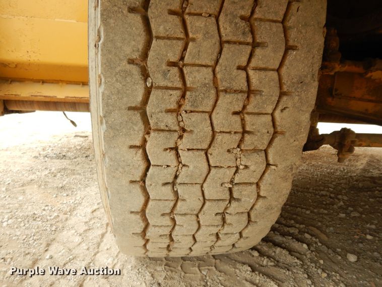 image for item DC2177 1992 Etnyre  chip spreader