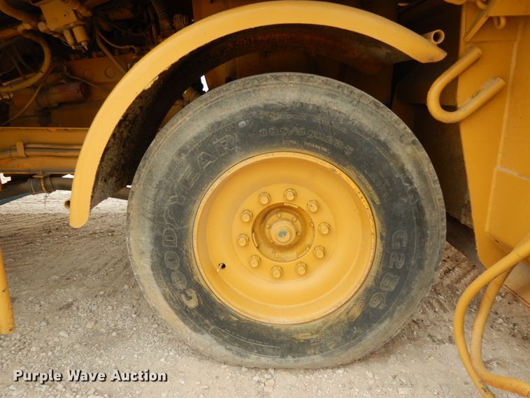 image for item DC2177 1992 Etnyre  chip spreader