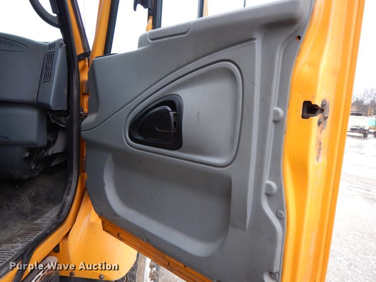 image for item DF6374 2006 International 7400  dump truck