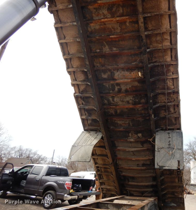 image for item DF6767 1979 Summit  end dump trailer