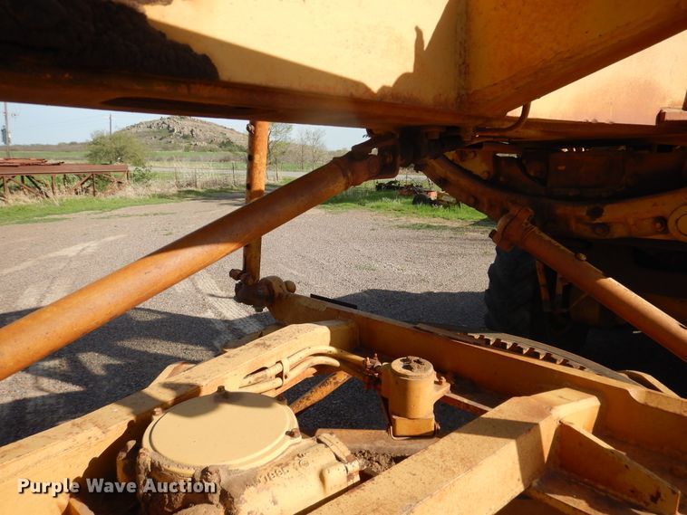 image for item DJ1185 1969 Caterpillar 12F  rigid frame motor grader