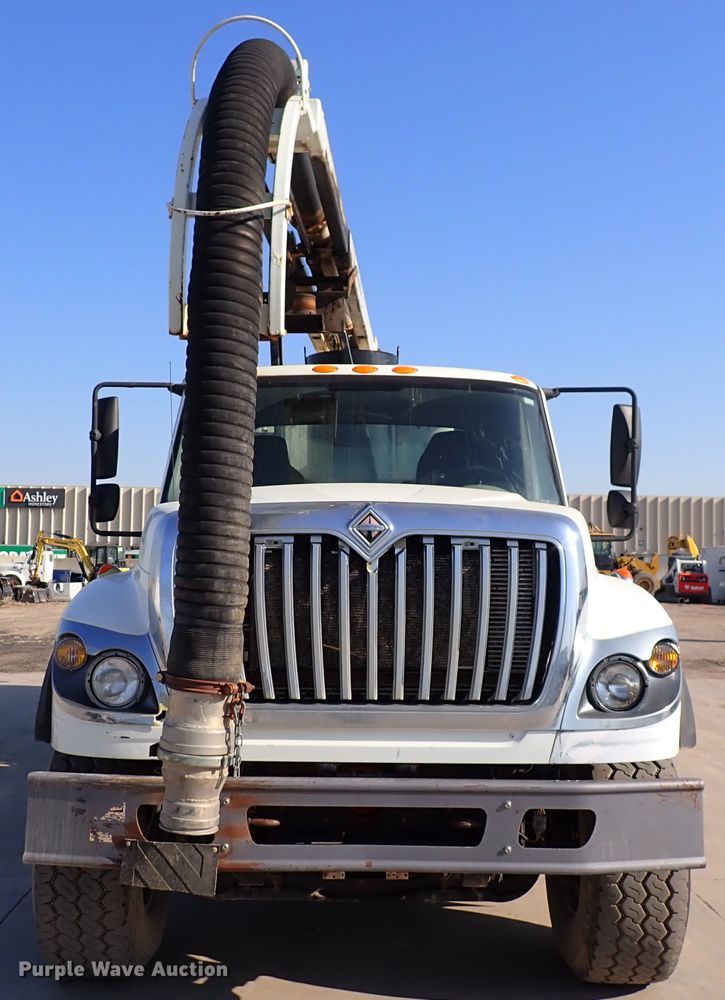 image for item DK4655 2008 International 7600  vacuum truck