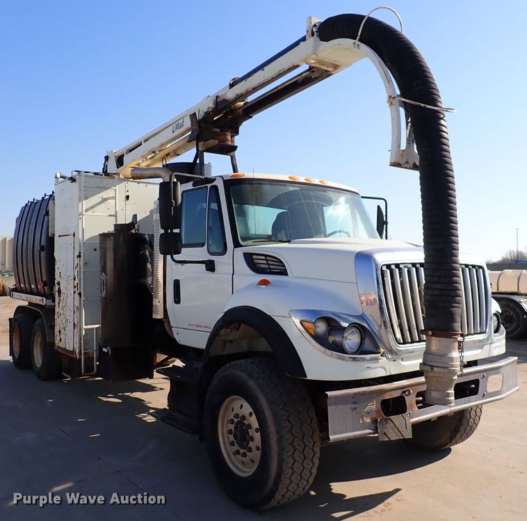 image for item DK4655 2008 International 7600  vacuum truck
