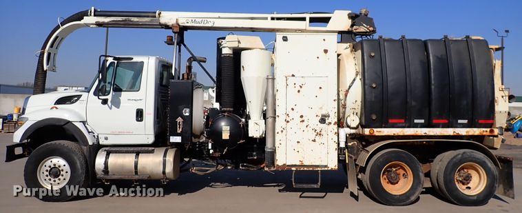 image for item DK4655 2008 International 7600  vacuum truck