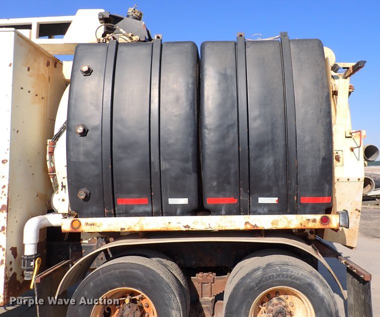 image for item DK4655 2008 International 7600  vacuum truck