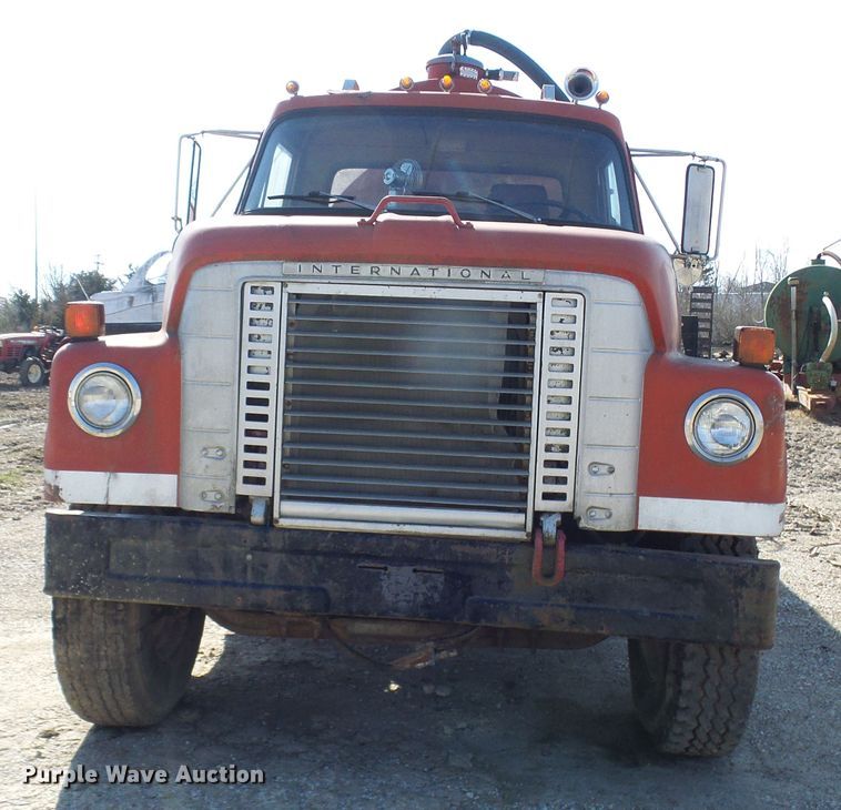 image for item DL0859 1975 International Fleetstar 2010  tank truck