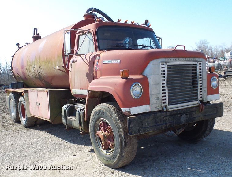 image for item DL0859 1975 International Fleetstar 2010  tank truck