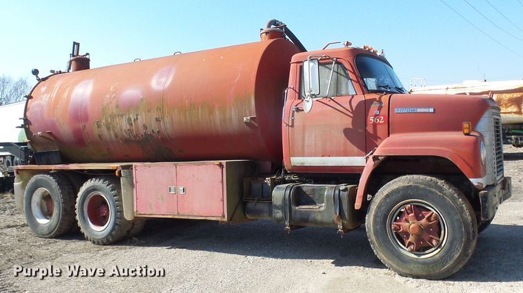 image for item DL0859 1975 International Fleetstar 2010  tank truck