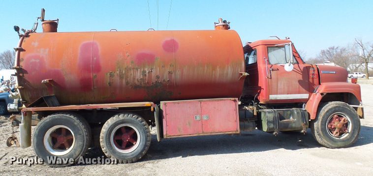 image for item DL0859 1975 International Fleetstar 2010  tank truck