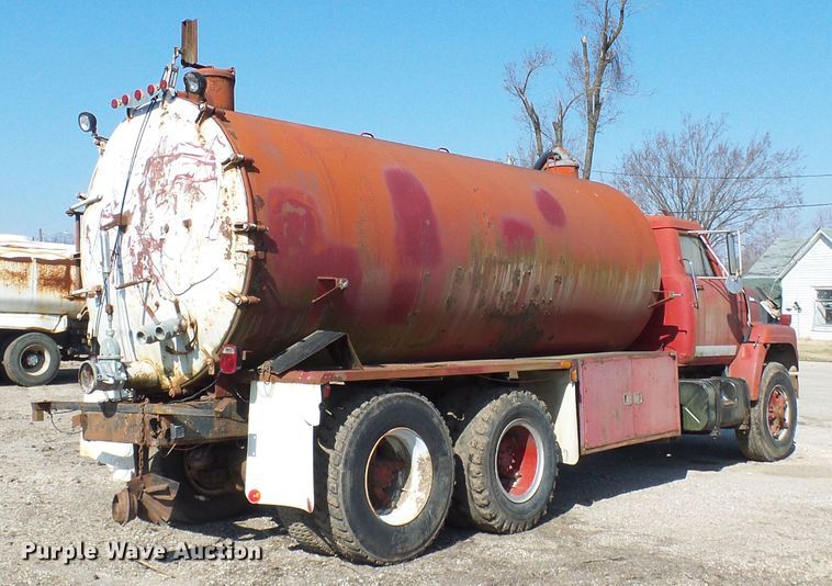 image for item DL0859 1975 International Fleetstar 2010  tank truck