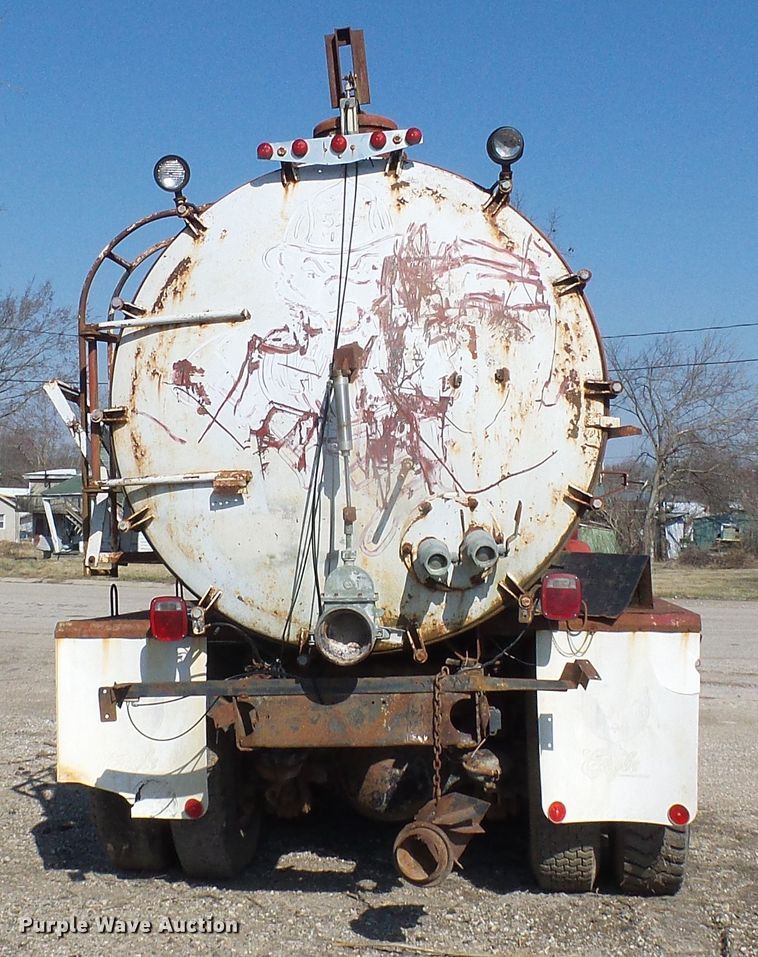 image for item DL0859 1975 International Fleetstar 2010  tank truck