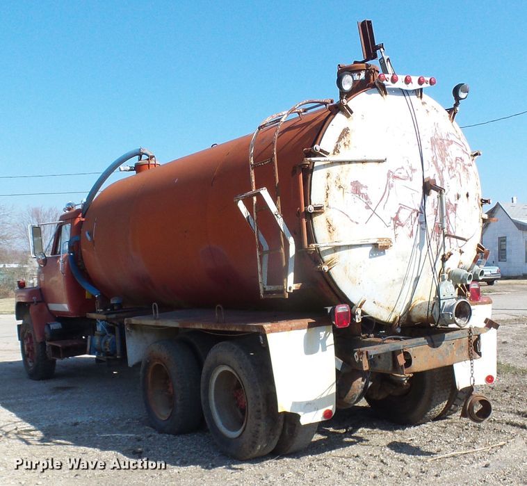 image for item DL0859 1975 International Fleetstar 2010  tank truck