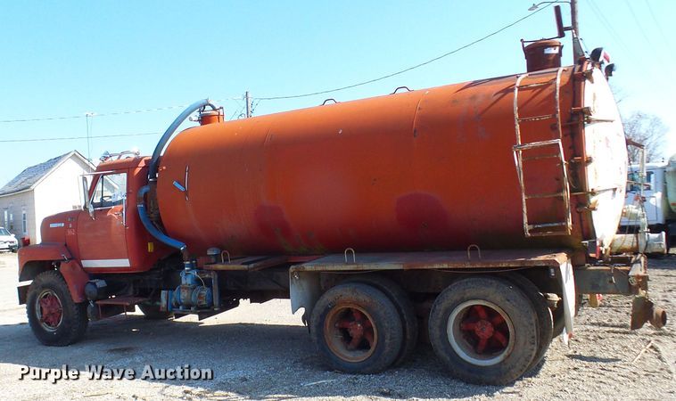 image for item DL0859 1975 International Fleetstar 2010  tank truck