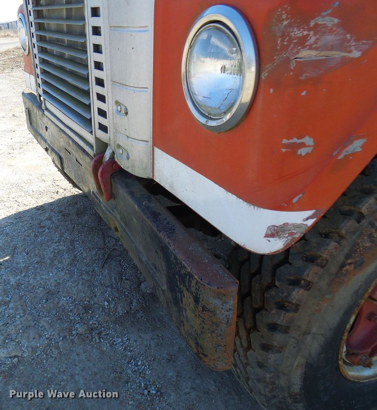 image for item DL0859 1975 International Fleetstar 2010  tank truck