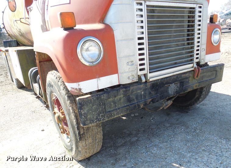 image for item DL0859 1975 International Fleetstar 2010  tank truck