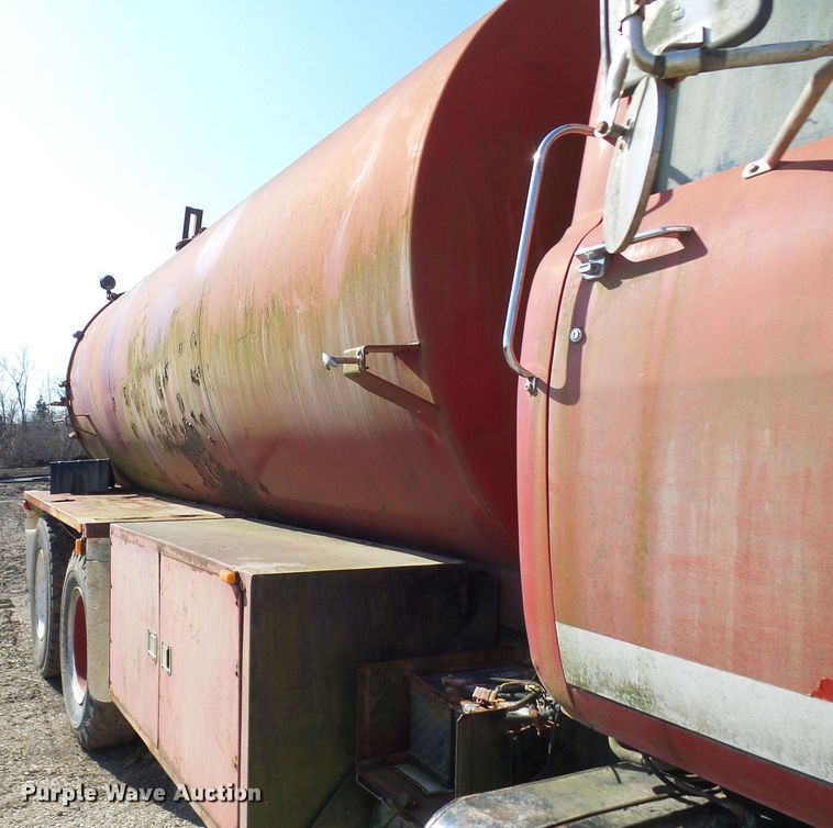 image for item DL0859 1975 International Fleetstar 2010  tank truck