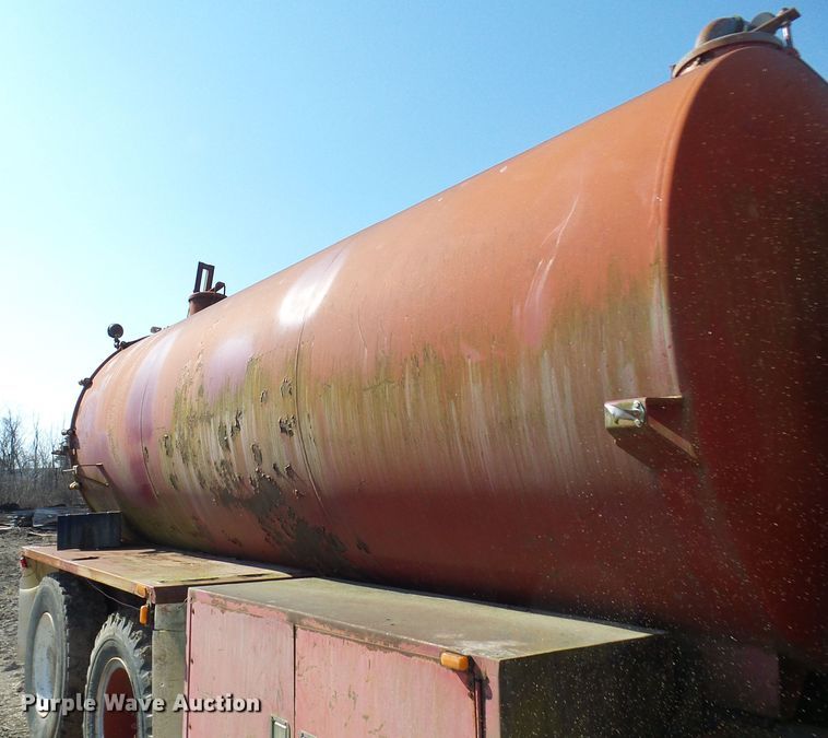 image for item DL0859 1975 International Fleetstar 2010  tank truck