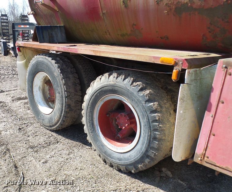 image for item DL0859 1975 International Fleetstar 2010  tank truck